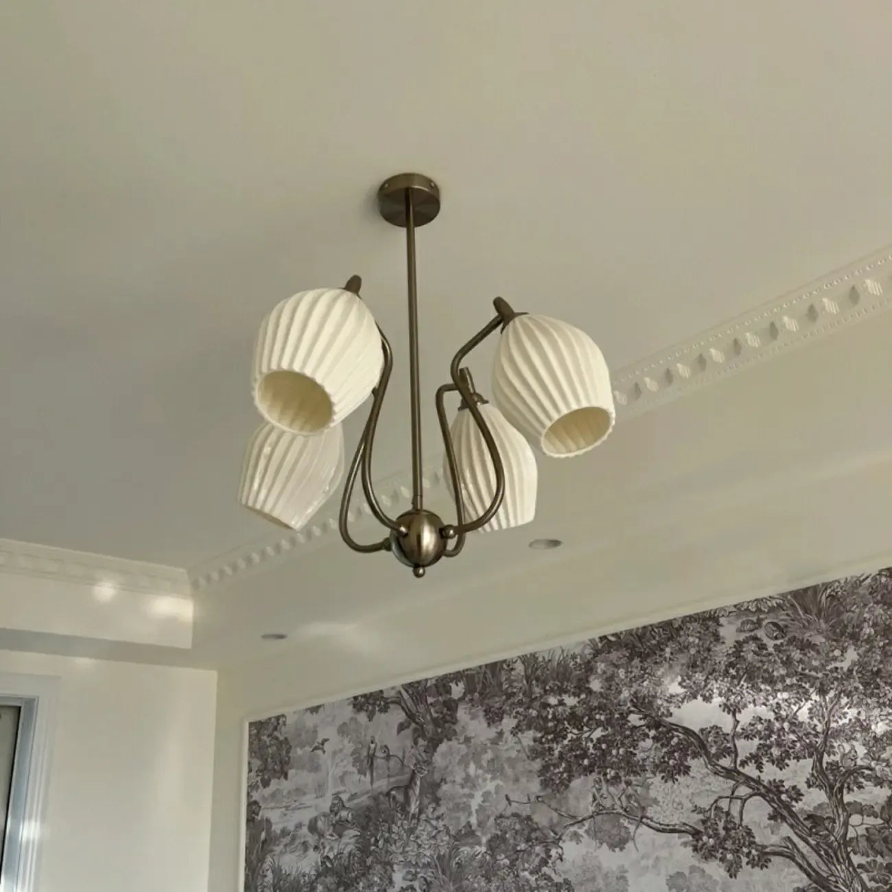 Lustre moderne et élégant en verre blanc pour salon