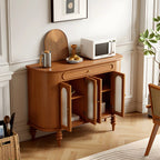 Buffet en bois de style campagnard français avec placards