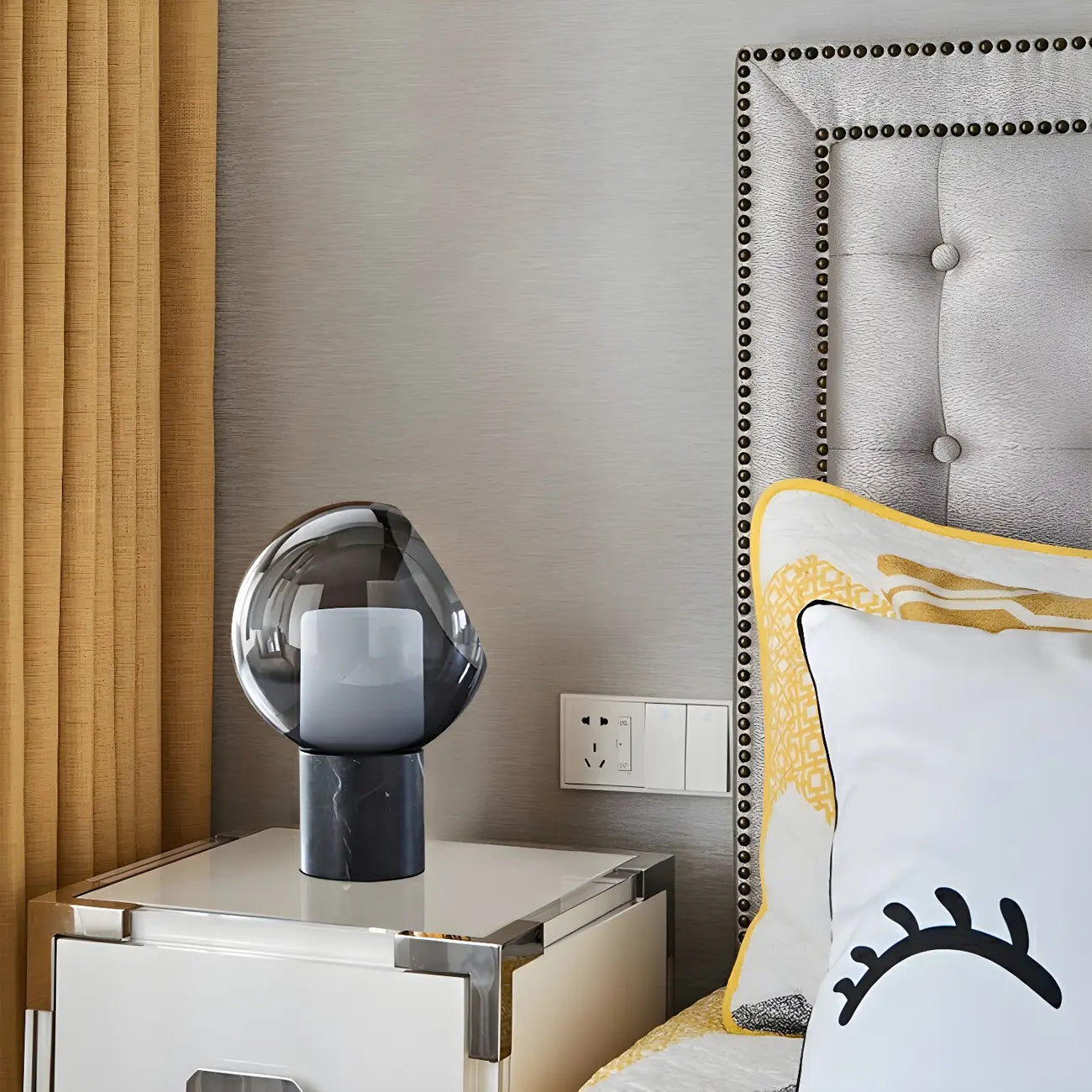 Lampe de table moderne en verre gris fumé avec dôme pour chambre