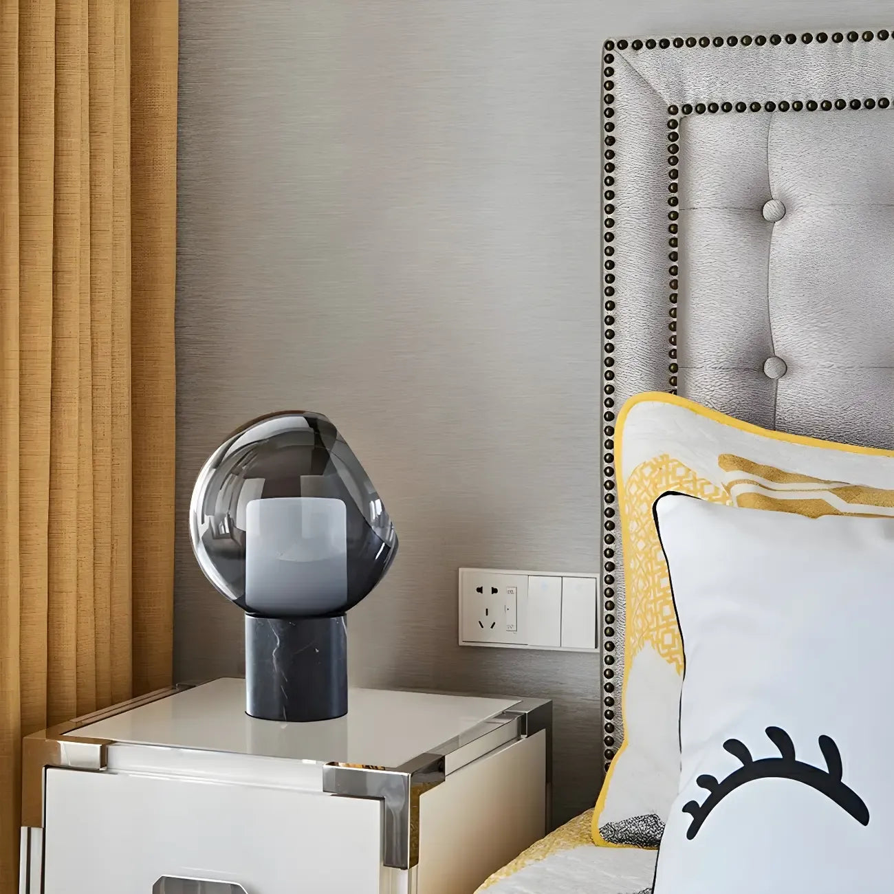 Lampe de table moderne en verre gris fumé avec dôme pour chambre