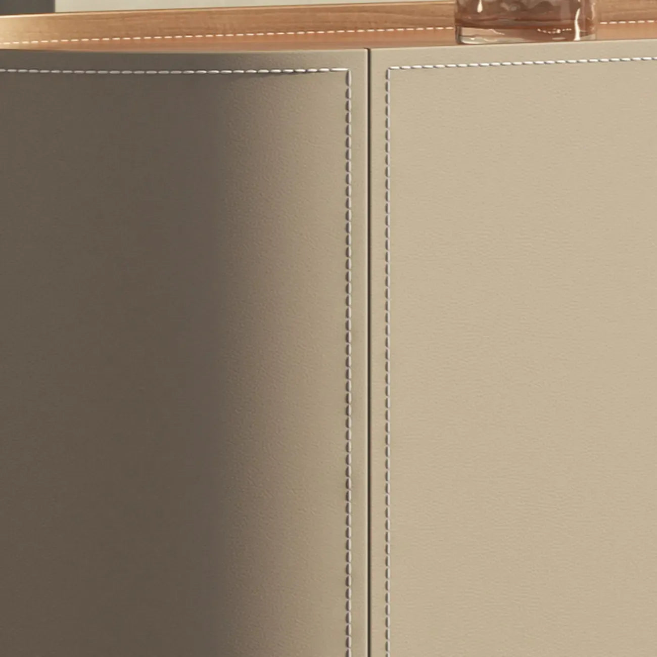 Meuble d'appoint moderne en pierre beige avec 4 pieds droits