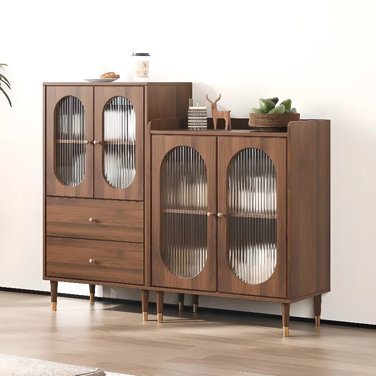 Meuble de salon rétro en bois avec porte vitrée et tiroirs