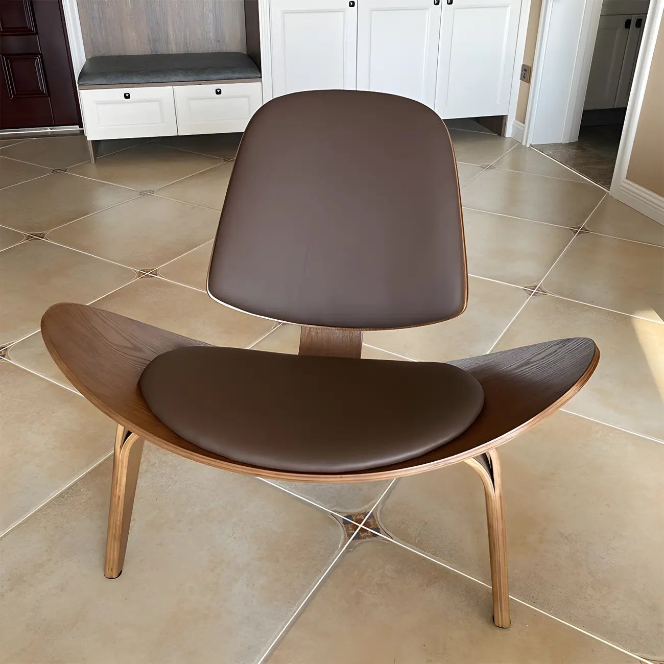 Fauteuil d'appoint scandinave en cuir et lin avec structure en bois