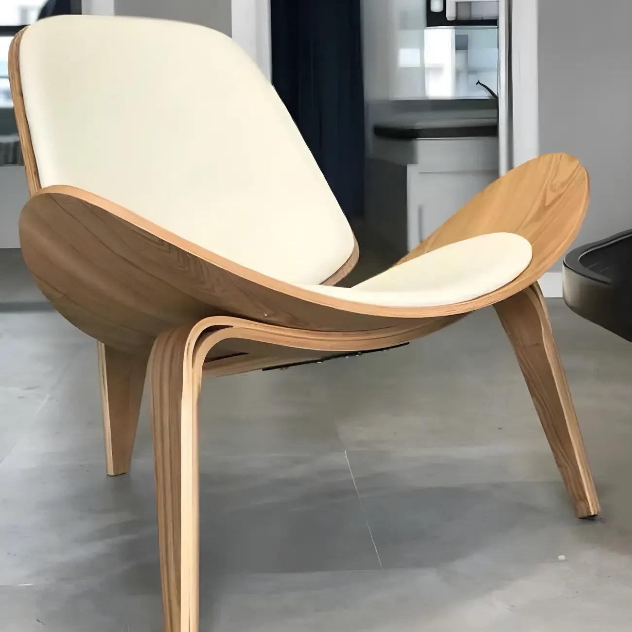 Fauteuil d'appoint scandinave en cuir et lin avec structure en bois