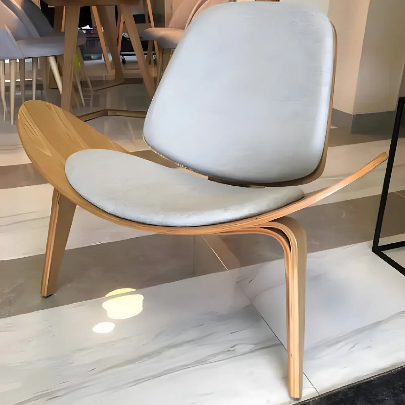 Fauteuil d'appoint scandinave en cuir et lin avec structure en bois