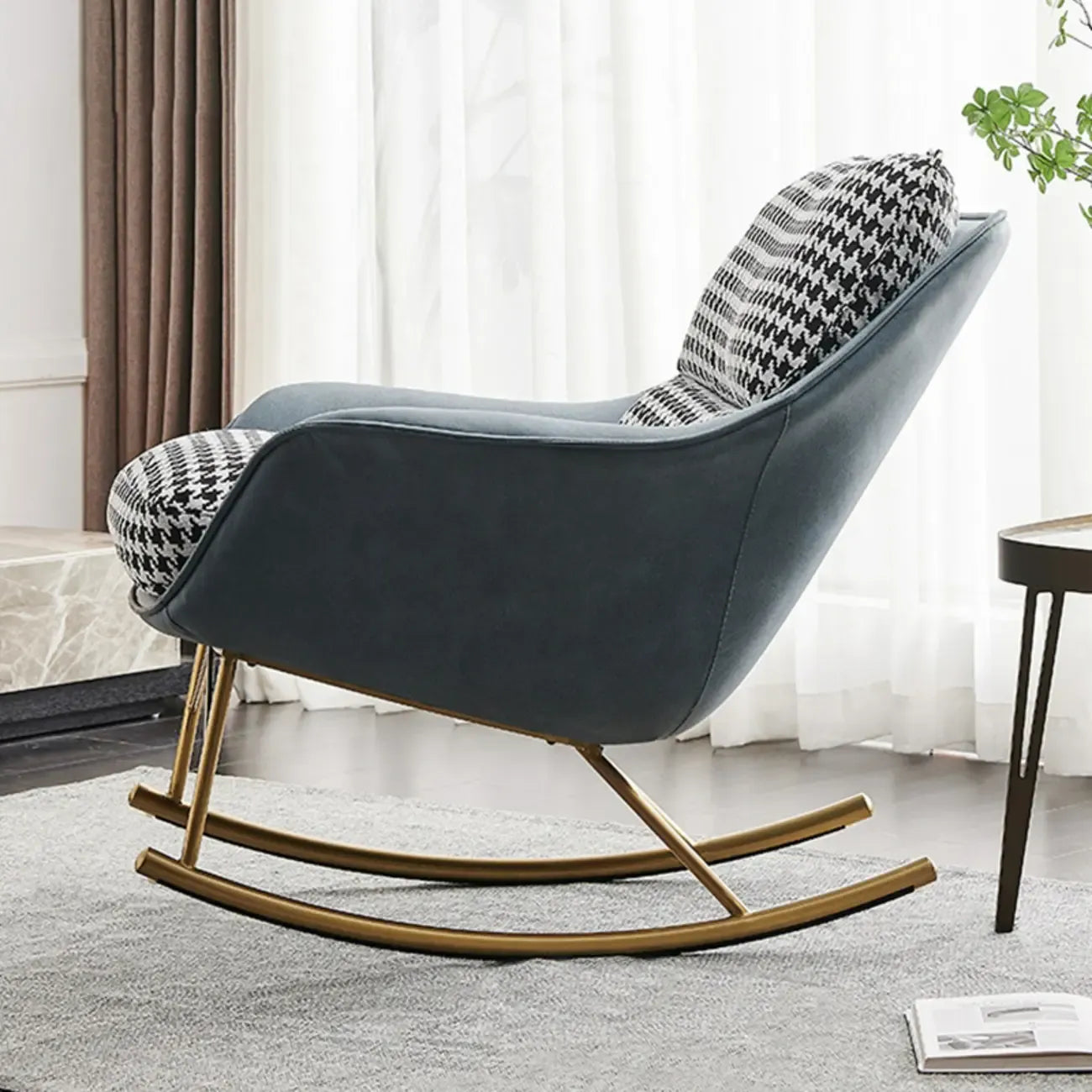 Fauteuil à bascule rembourré à motif pied-de-poule avec accoudoirs droits