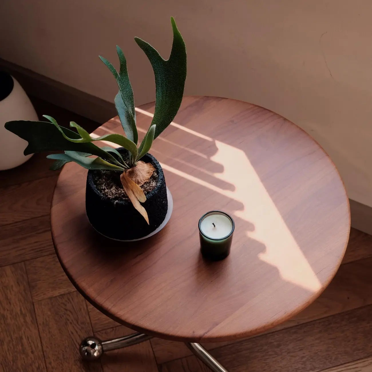 Table d'appoint ronde en bois pour salon avec 3 pieds en métal