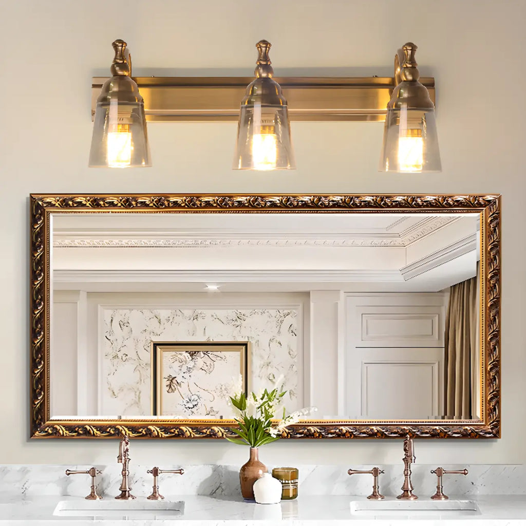 Élégantes lampes de coiffeuse géométriques en laiton au-dessus du miroir