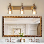 Élégantes lampes de coiffeuse géométriques en laiton au-dessus du miroir