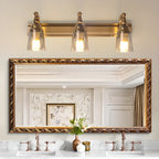 Élégantes lampes de coiffeuse géométriques en laiton au-dessus du miroir