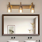 Élégantes lampes de coiffeuse géométriques en laiton au-dessus du miroir