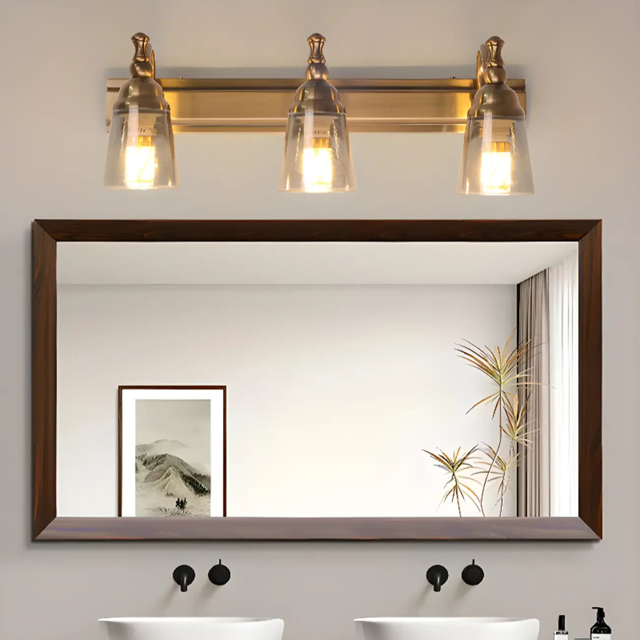 Élégantes lampes de coiffeuse géométriques en laiton au-dessus du miroir
