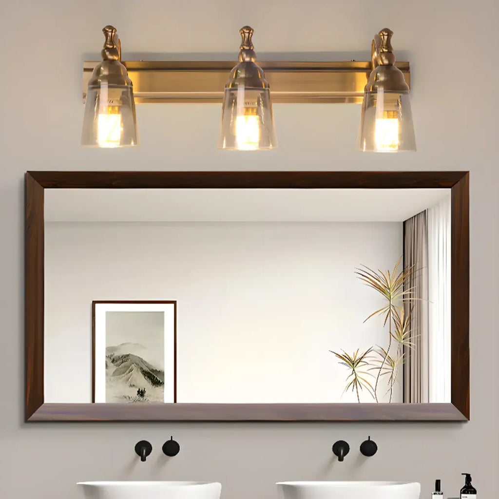 Élégantes lampes de coiffeuse géométriques en laiton au-dessus du miroir
