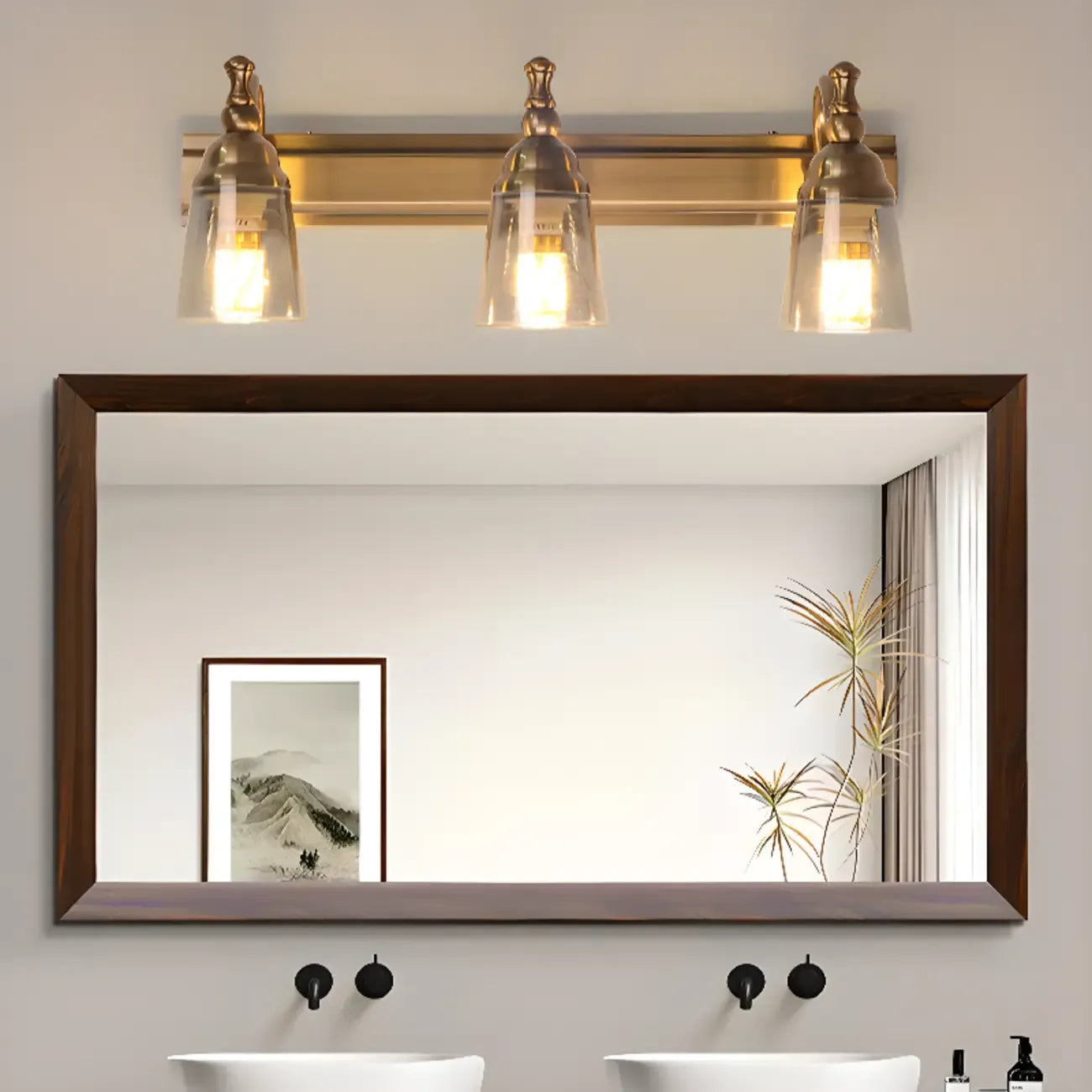 Élégantes lampes de coiffeuse géométriques en laiton au-dessus du miroir