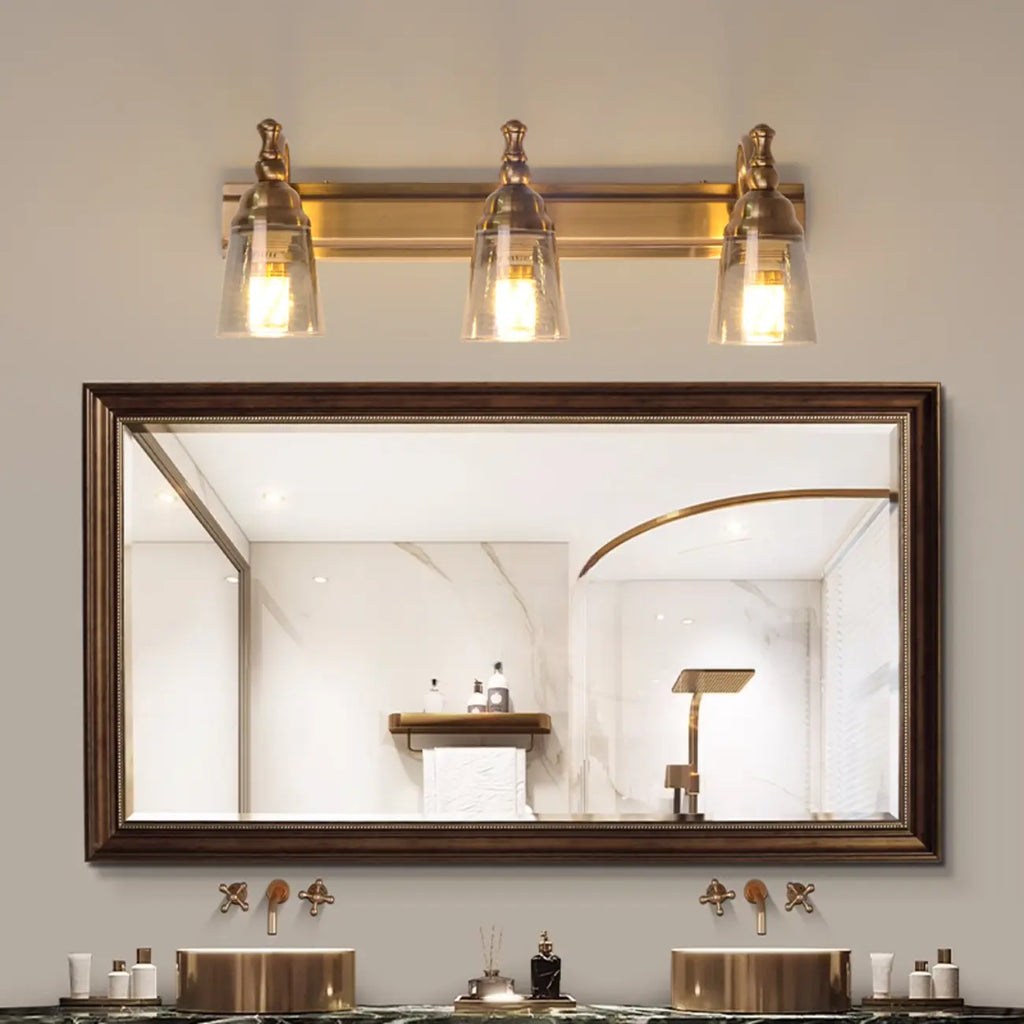 Élégantes lampes de coiffeuse géométriques en laiton au-dessus du miroir
