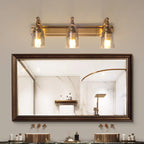 Élégantes lampes de coiffeuse géométriques en laiton au-dessus du miroir