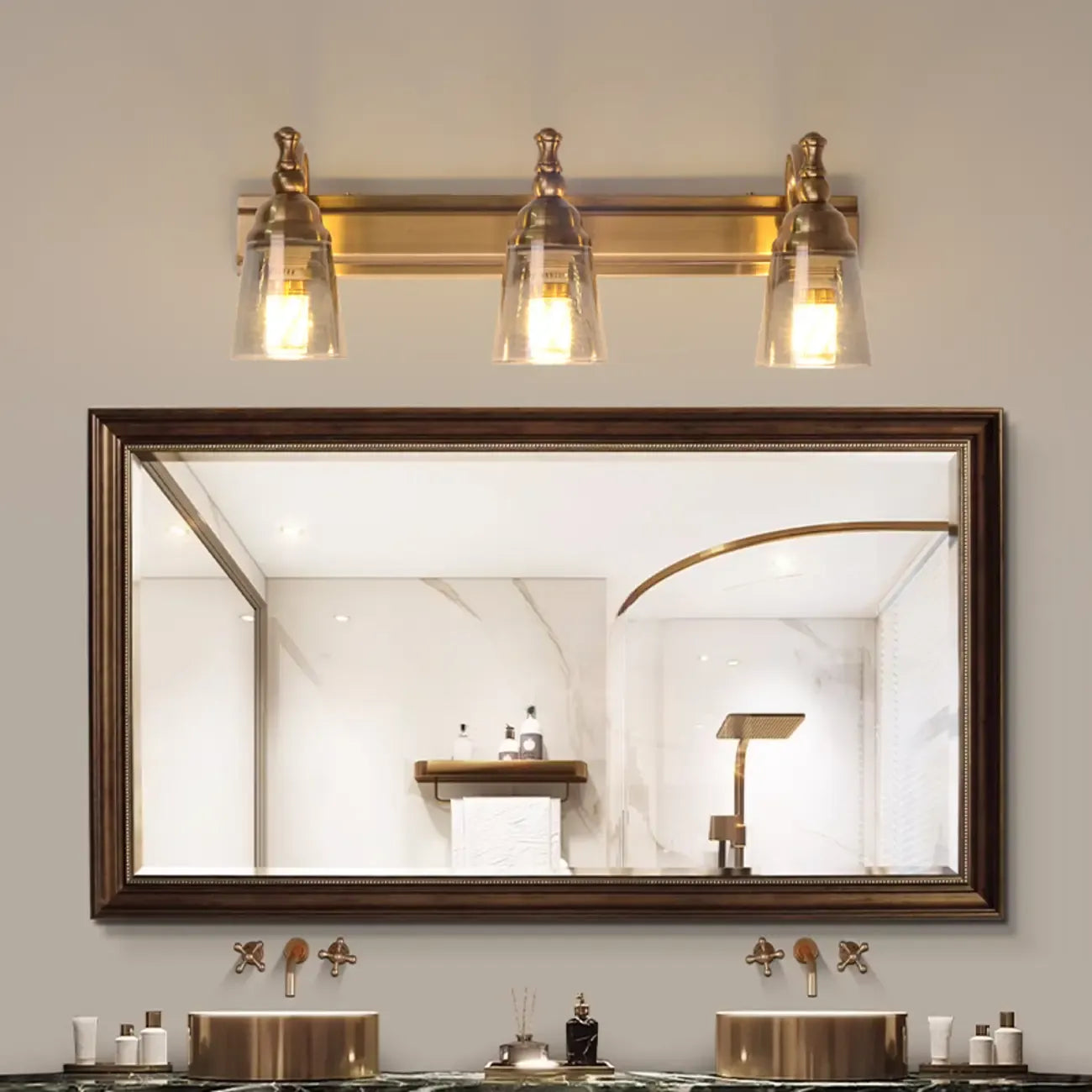 Élégantes lampes de coiffeuse géométriques en laiton au-dessus du miroir