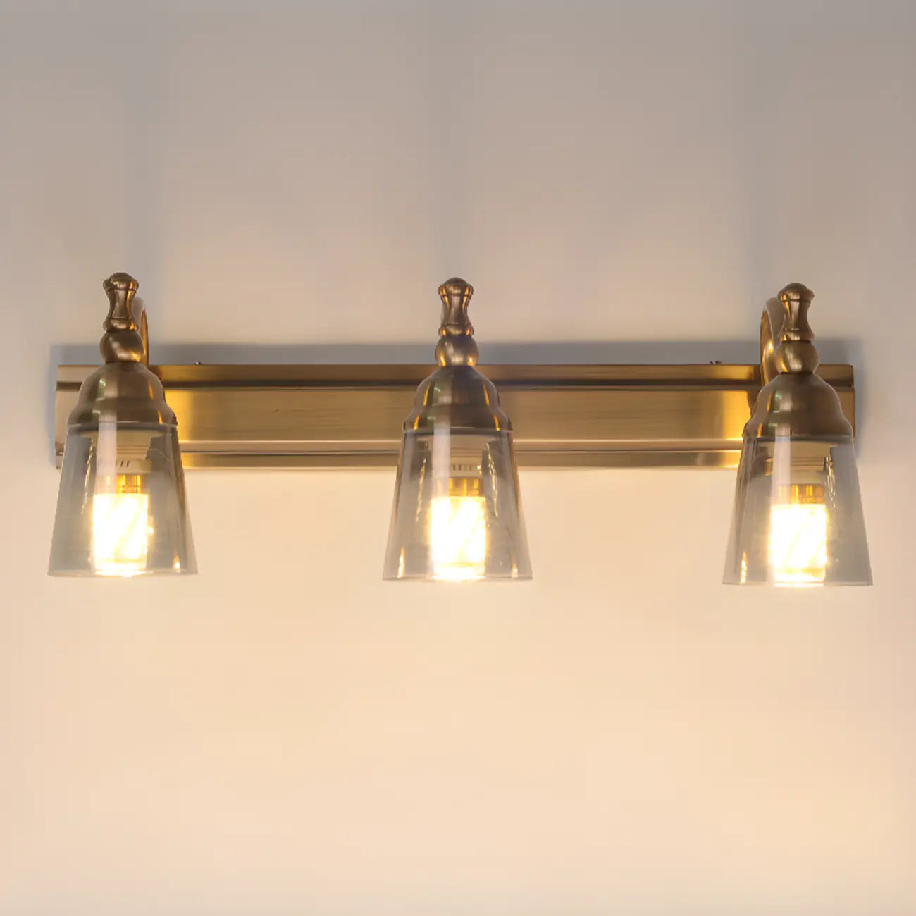 Élégantes lampes de coiffeuse géométriques en laiton au-dessus du miroir