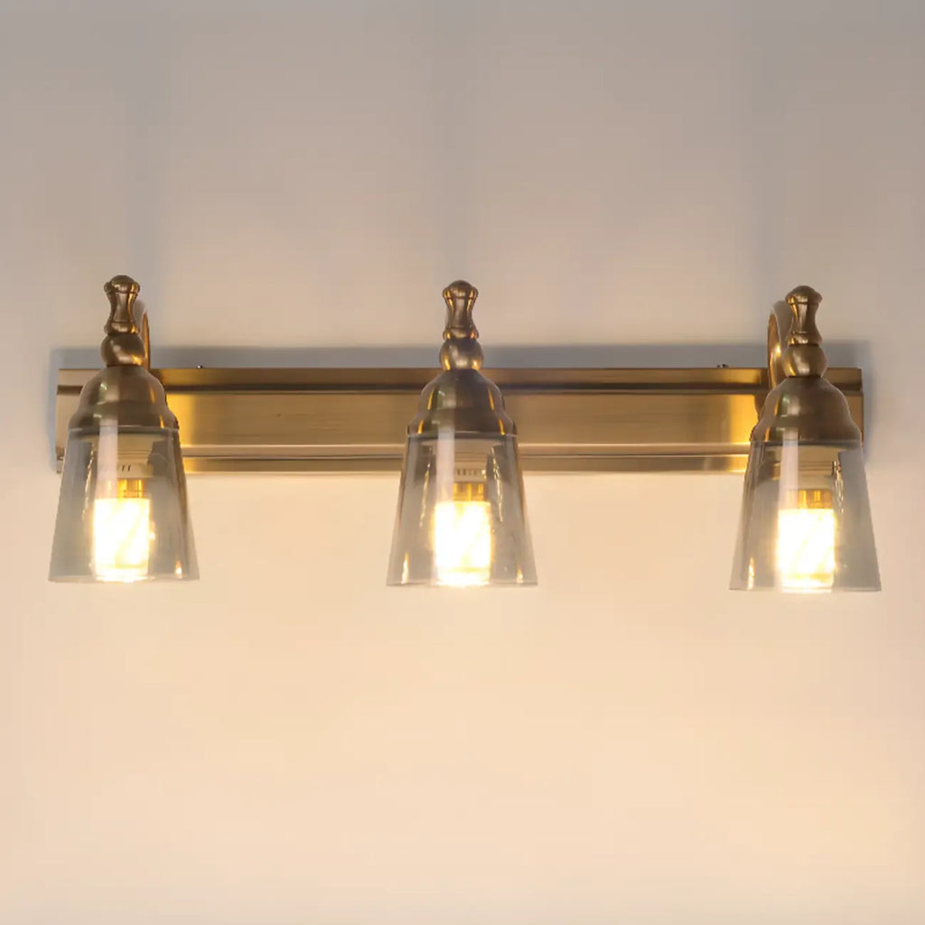 Élégantes lampes de coiffeuse géométriques en laiton au-dessus du miroir