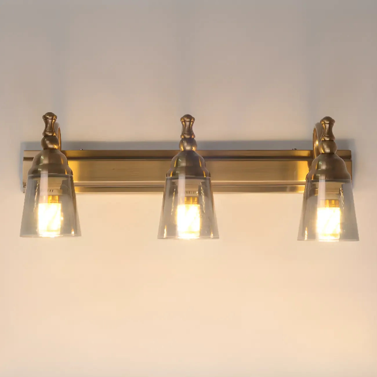 Élégantes lampes de coiffeuse géométriques en laiton au-dessus du miroir
