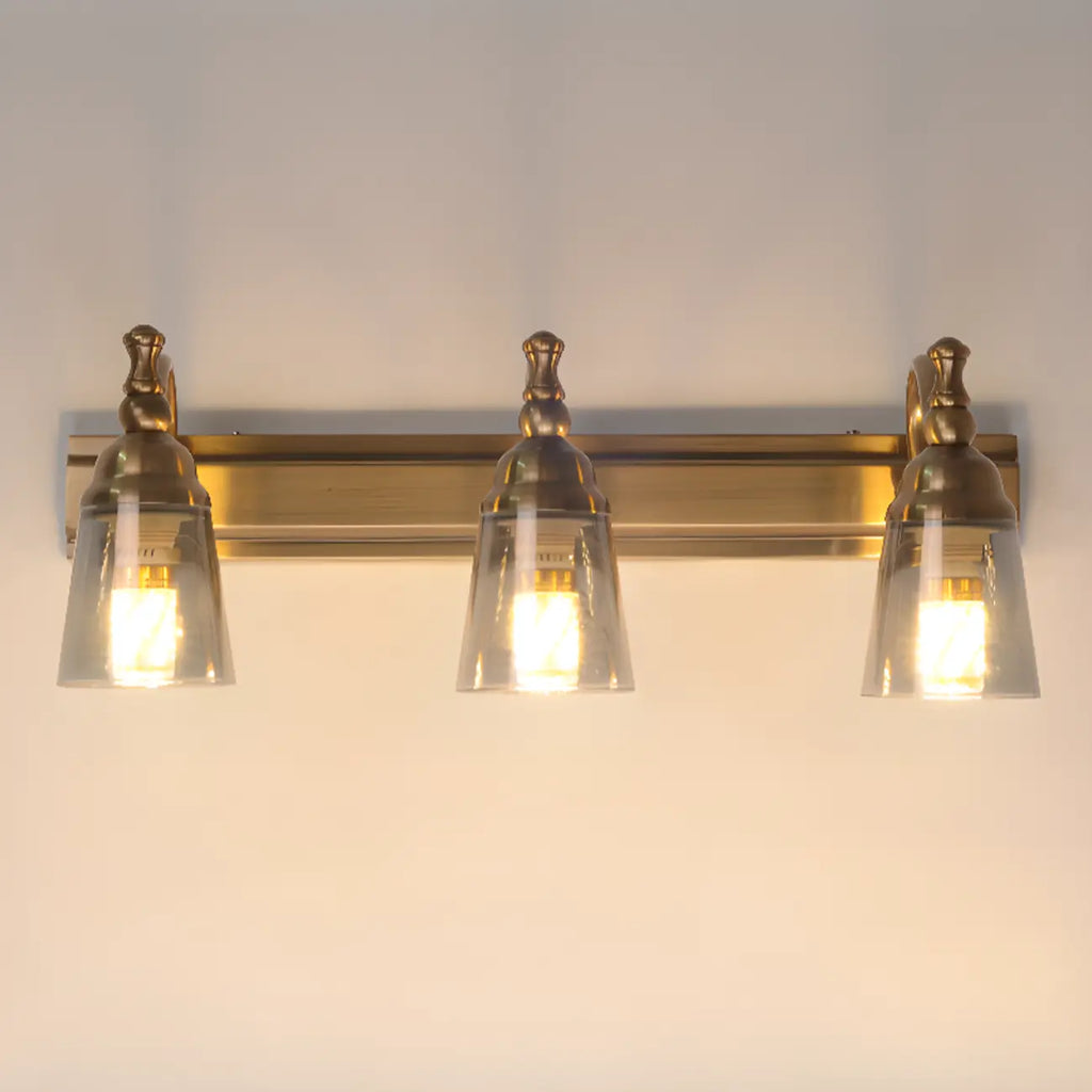 Élégantes lampes de coiffeuse géométriques en laiton au-dessus du miroir