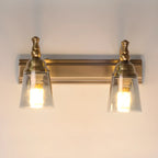 Élégantes lampes de coiffeuse géométriques en laiton au-dessus du miroir