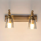 Élégantes lampes de coiffeuse géométriques en laiton au-dessus du miroir