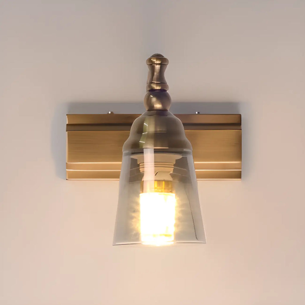 Élégantes lampes de coiffeuse géométriques en laiton au-dessus du miroir