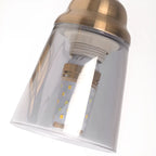 Élégantes lampes de coiffeuse géométriques en laiton au-dessus du miroir