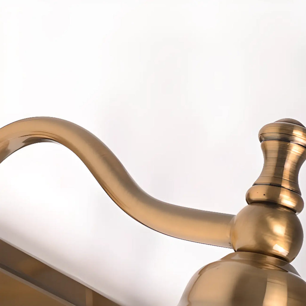 Élégantes lampes de coiffeuse géométriques en laiton au-dessus du miroir