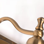 Élégantes lampes de coiffeuse géométriques en laiton au-dessus du miroir