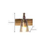 Élégantes lampes de coiffeuse géométriques en laiton au-dessus du miroir