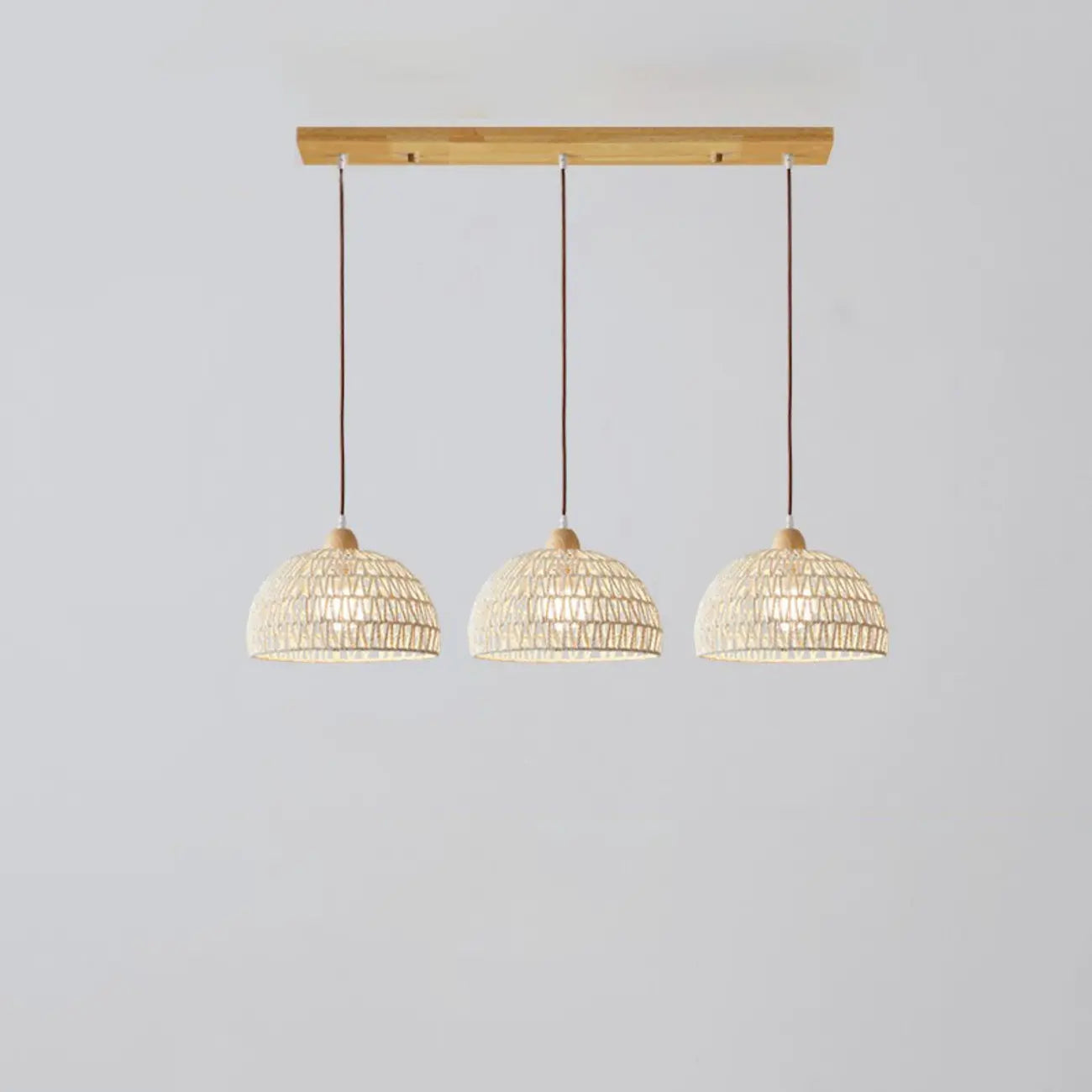 Suspension moderne en bois à 2 lumières, format moyen, idéale pour un îlot de cuisine.