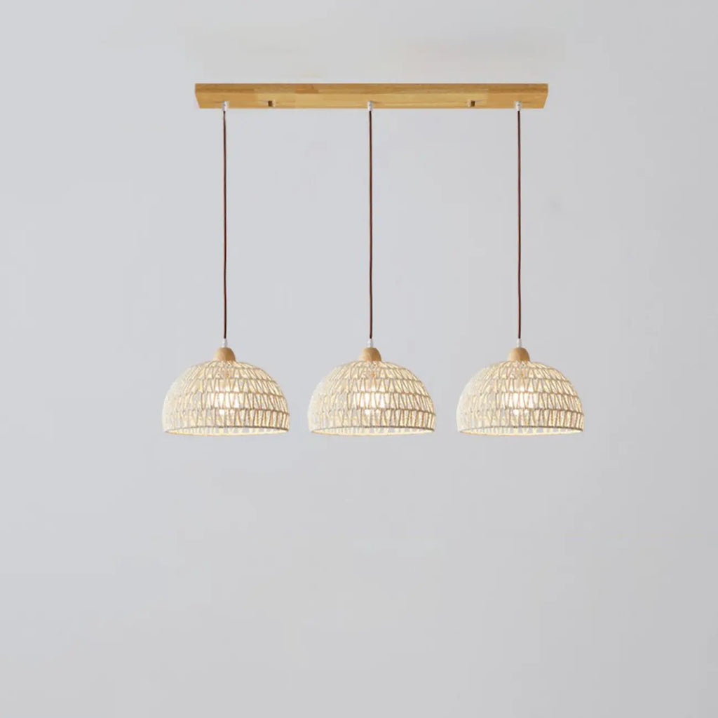 Suspension moderne en bois à 2 lumières, format moyen, idéale pour un îlot de cuisine.