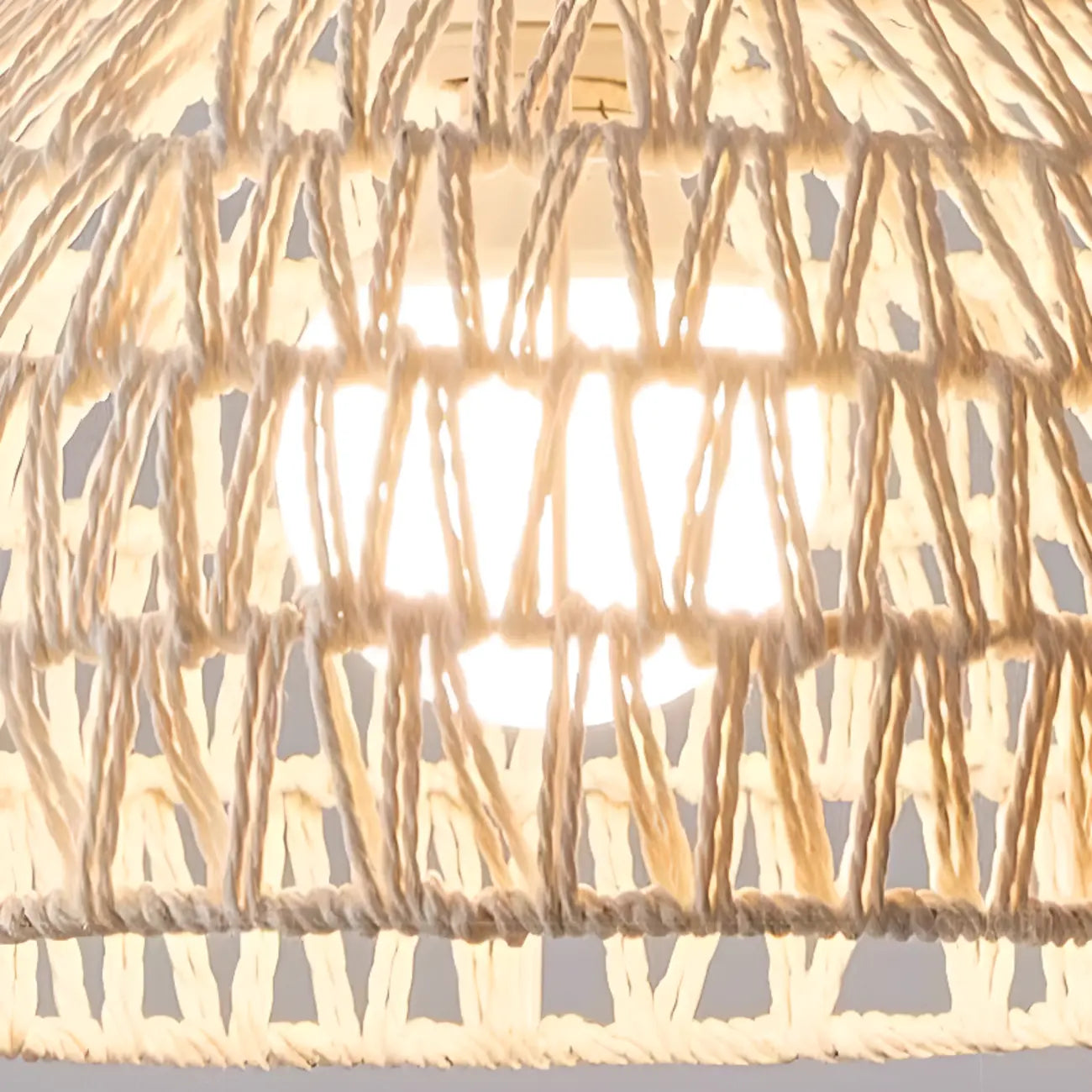Suspension moderne en bois à 2 lumières, format moyen, idéale pour un îlot de cuisine.