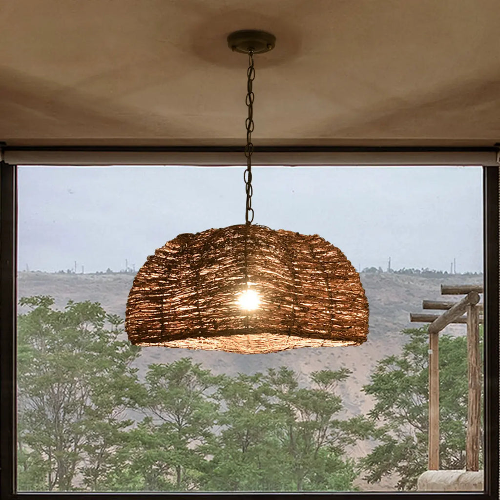 Suspension en bois naturel tressé pour espaces intérieurs