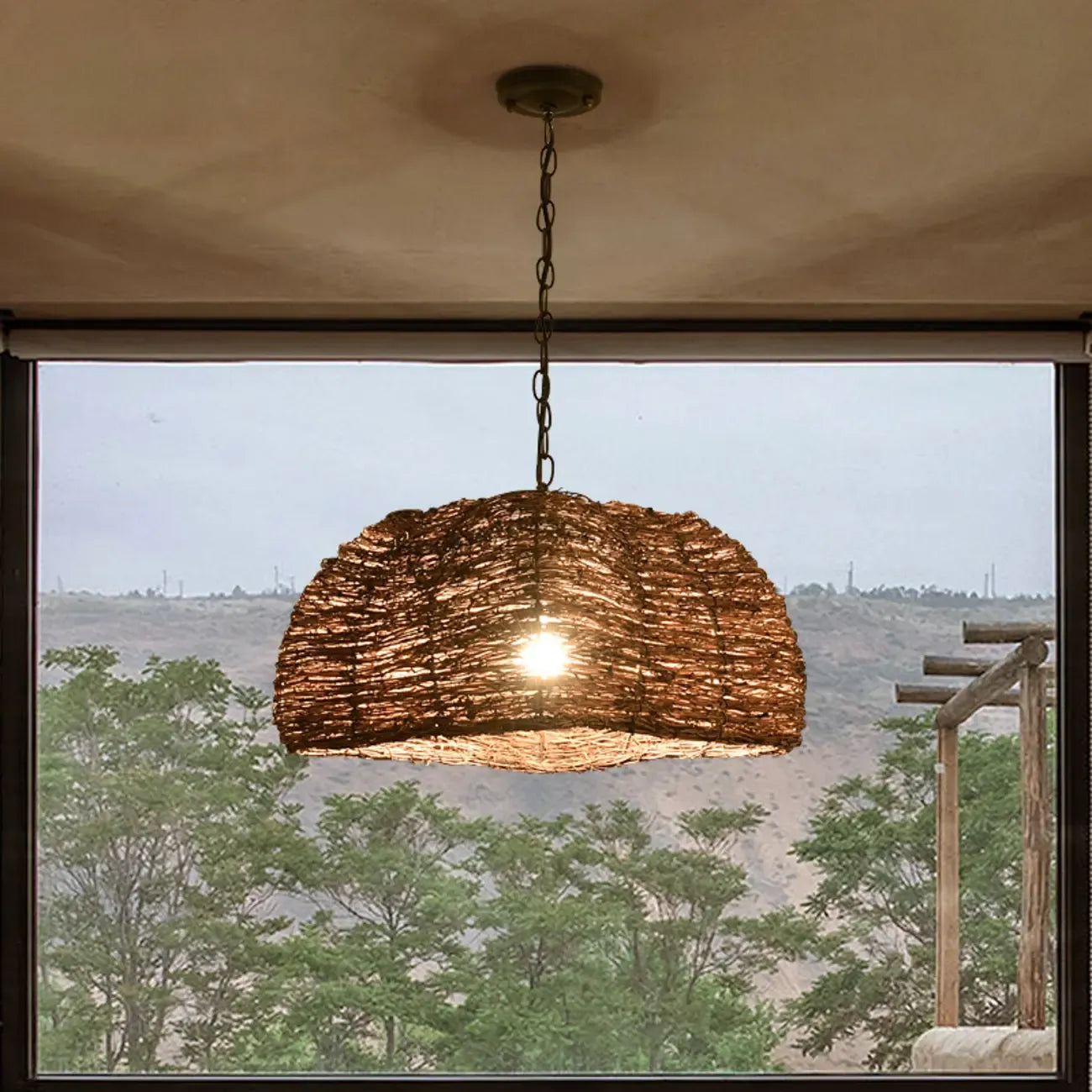 Suspension en bois naturel tressé pour espaces intérieurs
