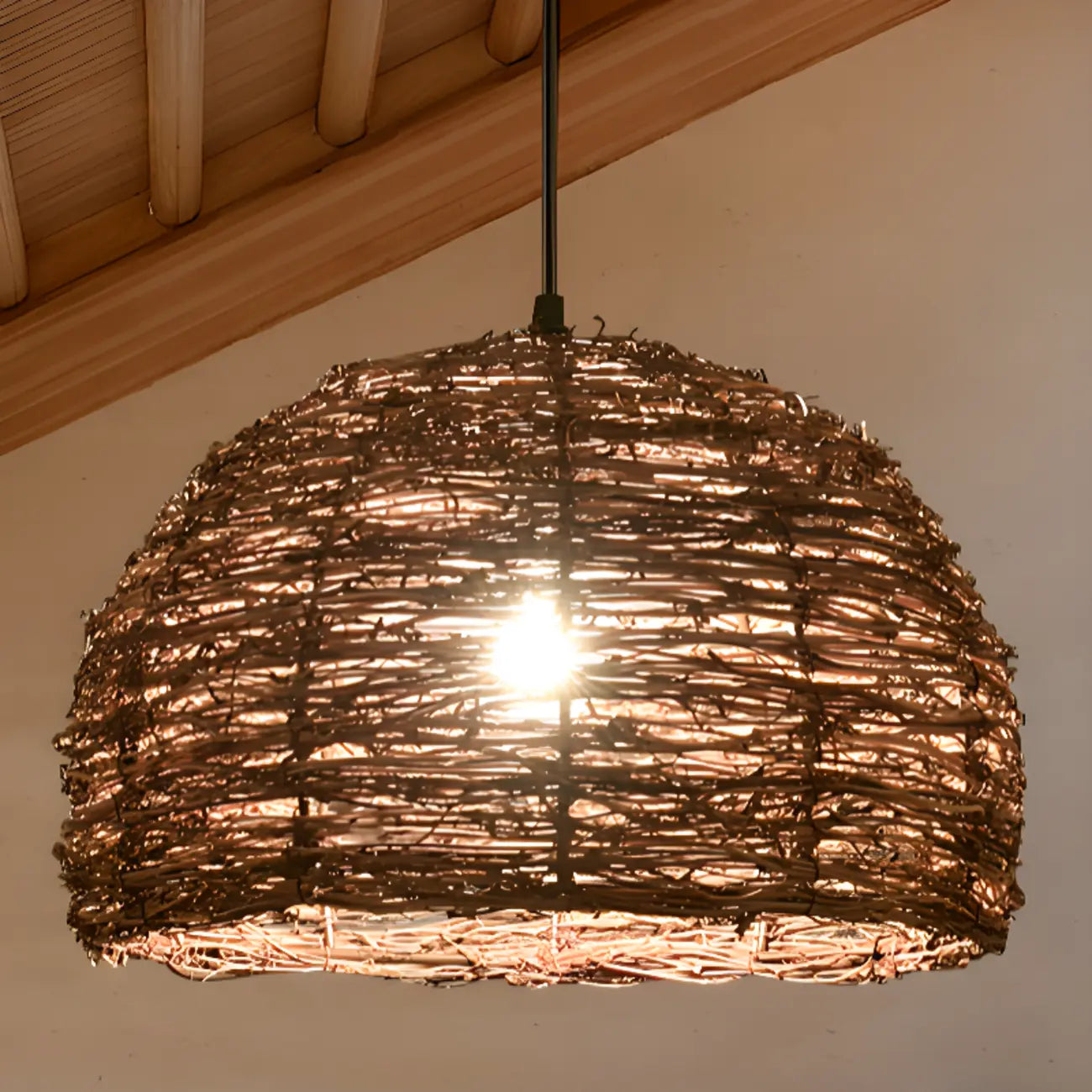 Suspension en bois naturel tressé pour espaces intérieurs