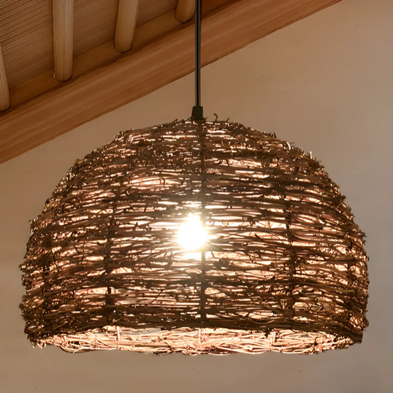 Suspension en bois naturel tressé pour espaces intérieurs