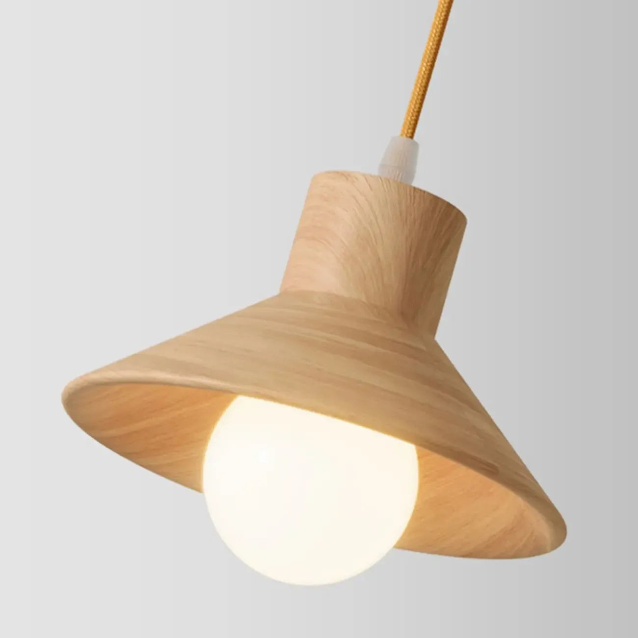 Suspension rustique moderne en bois à 3 lampes coniques pour îlot central.