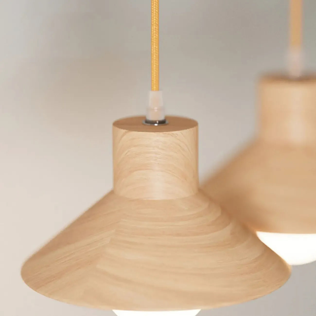 Suspension rustique moderne en bois à 3 lampes coniques pour îlot central.