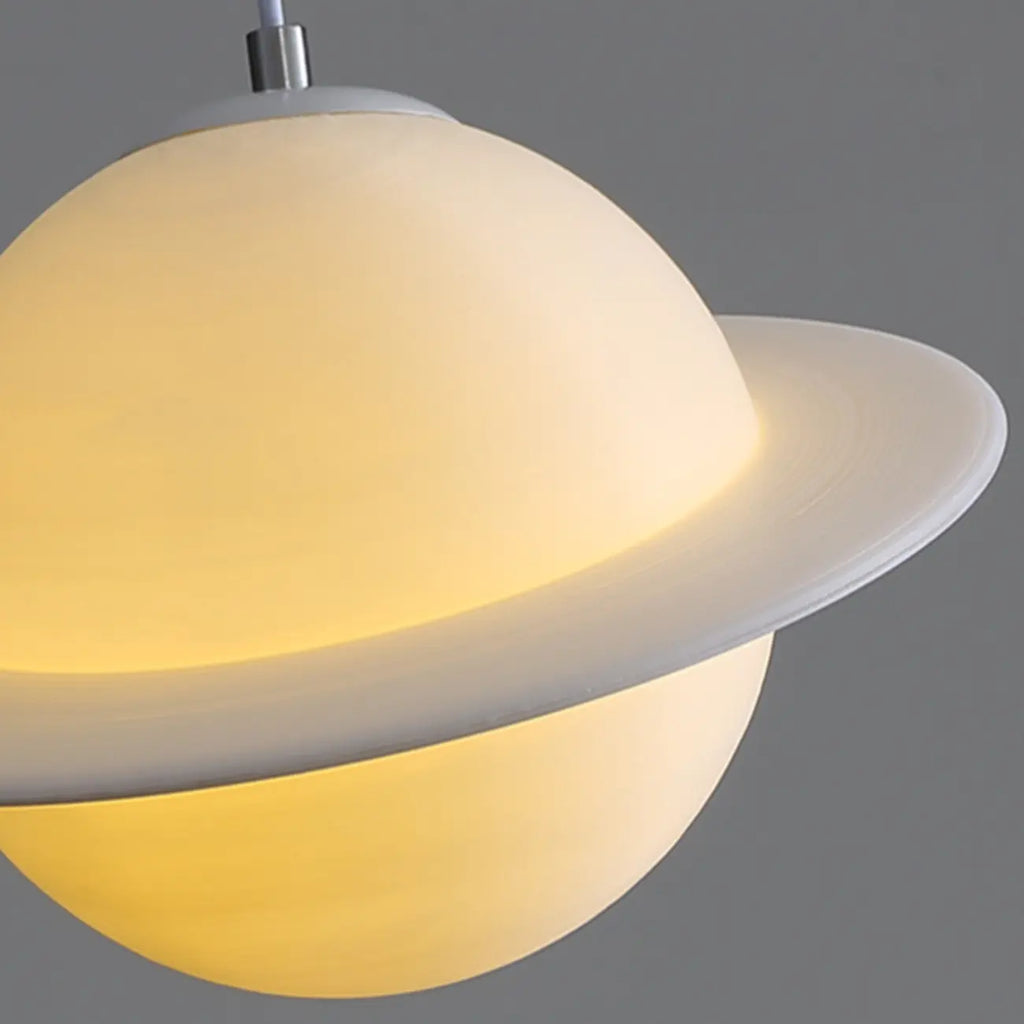 Suspension lumineuse en résine blanche en forme de planète pour chambre d'enfant