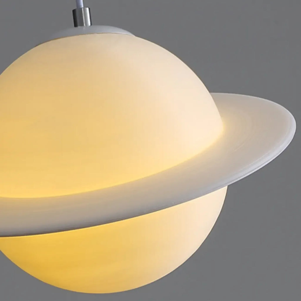 Suspension lumineuse en résine blanche en forme de planète pour chambre d'enfant