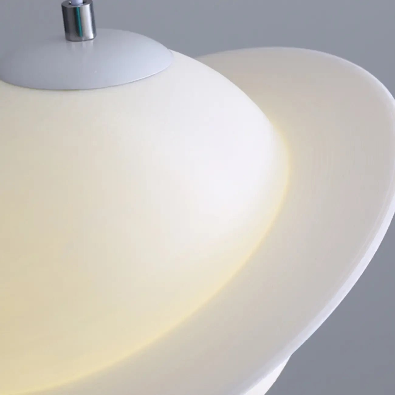 Suspension lumineuse en résine blanche en forme de planète pour chambre d'enfant