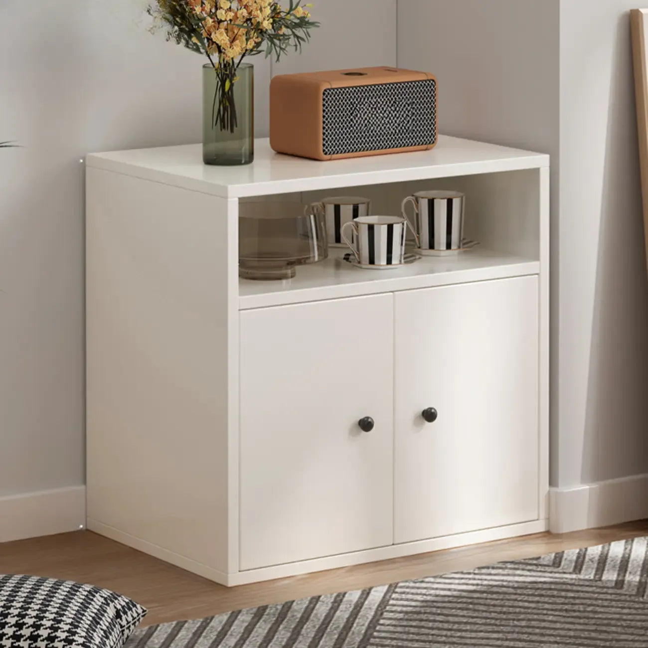Armoire de rangement moderne en bois blanc avec étagères extérieures