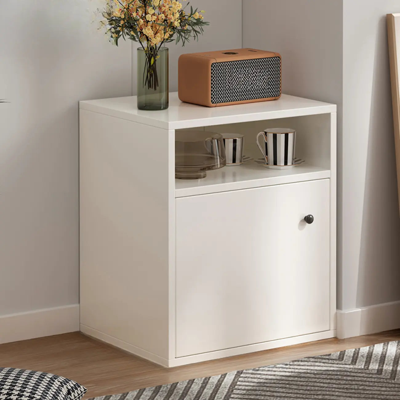 Armoire de rangement moderne en bois blanc avec étagères extérieures