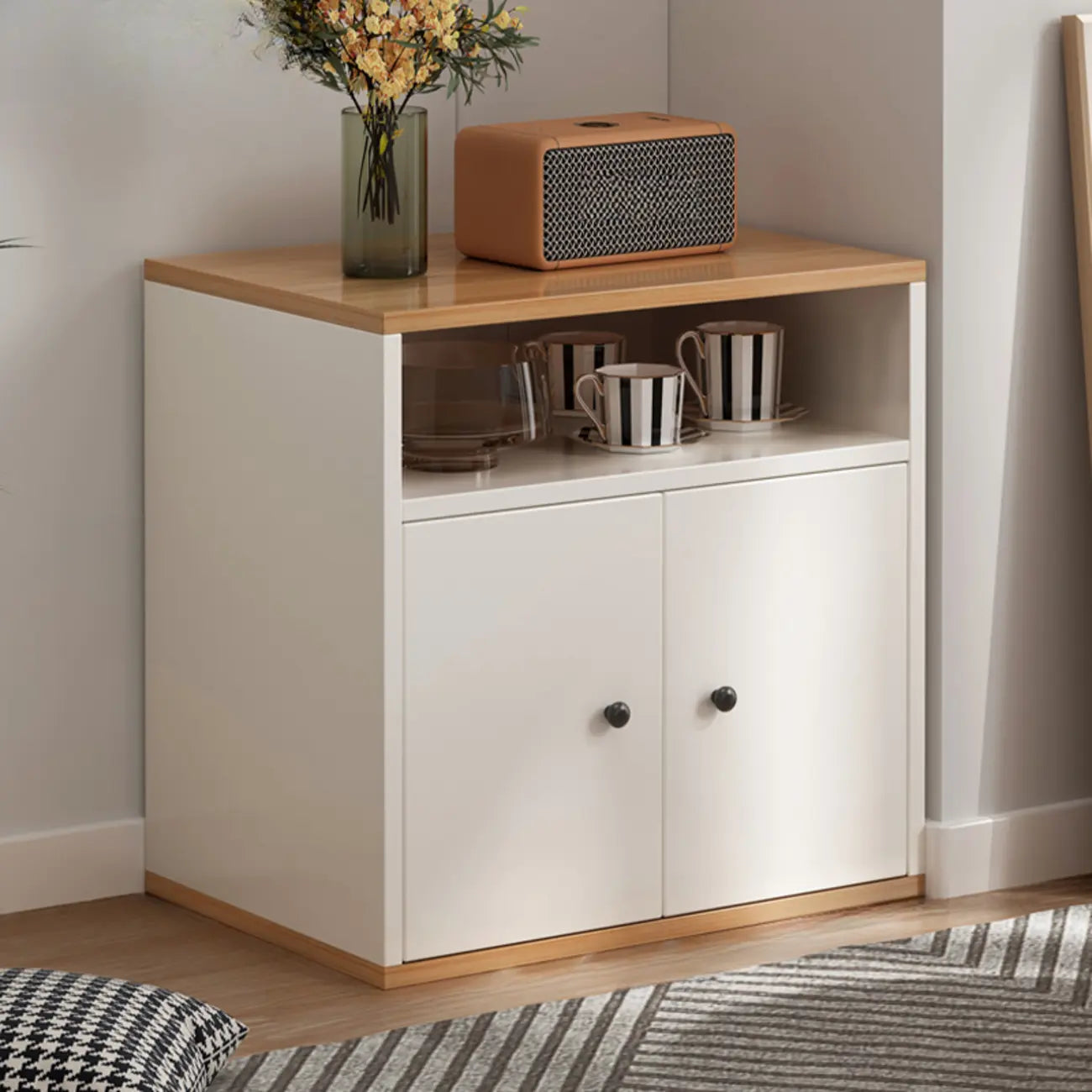 Armoire de rangement moderne en bois blanc avec étagères extérieures