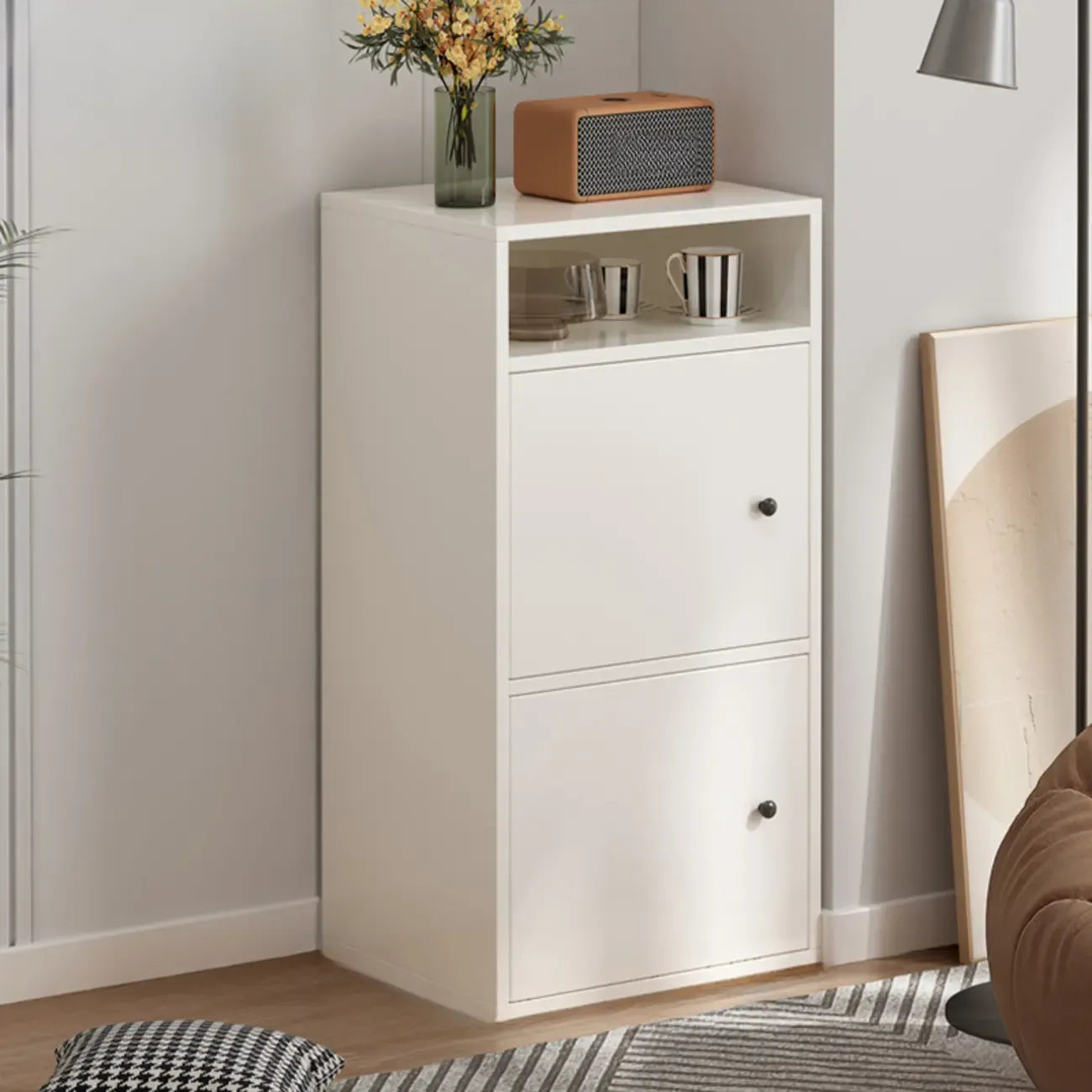Armoire de rangement moderne en bois blanc avec étagères extérieures