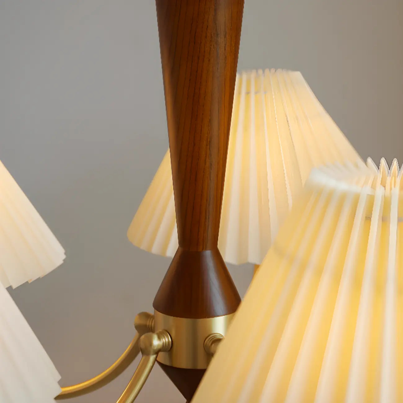 Lustre vintage en laiton et tissu avec abat-jour plissés beiges