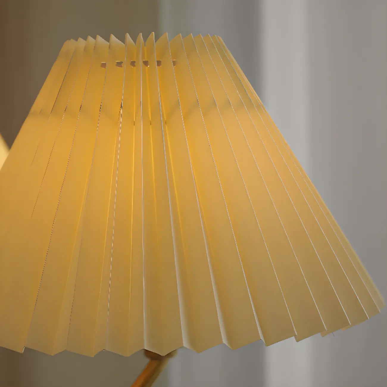 Lustre vintage en laiton et tissu avec abat-jour plissés beiges